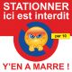 Autocollant "Stationner ici est interdit, Y'en a marre ! ". Vendus par 10