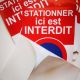 Autocollant "stationner ici est interdit".