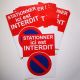 Autocollant "stationner ici est interdit".