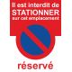 Stickers stationnement interdit car emplacement réservé.