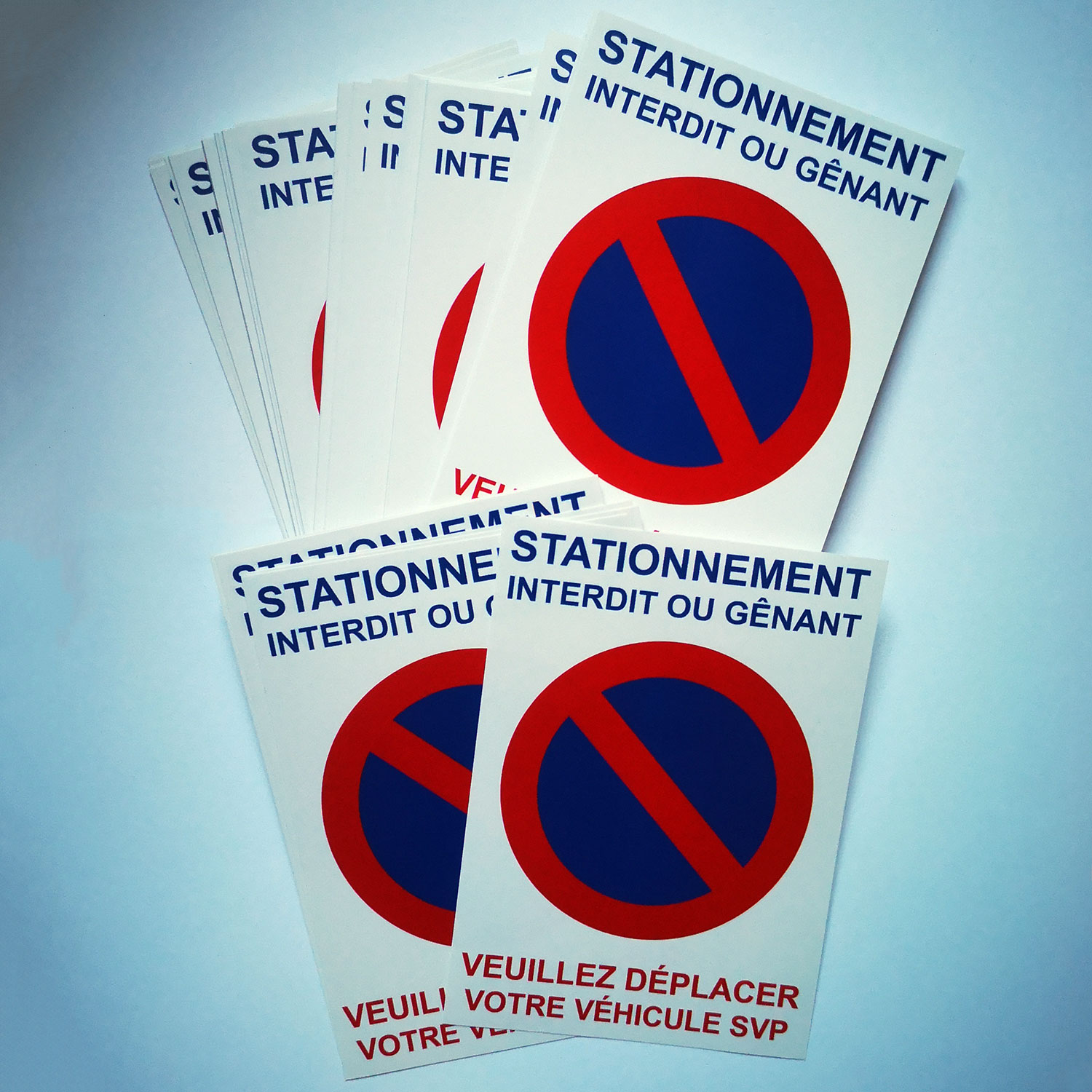 Autocollant interdiction stationner. A coller sur les voitures.