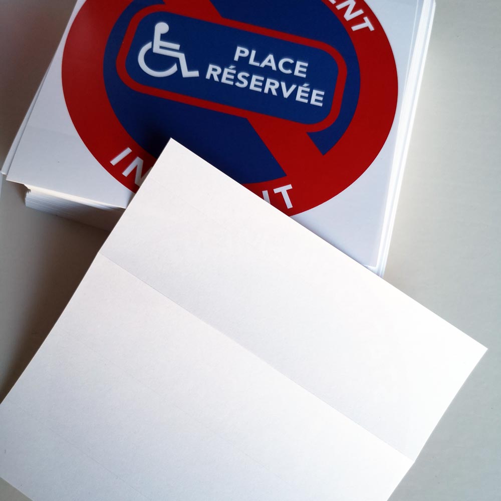 stationnement interdit sur les places réservées aux handicapés