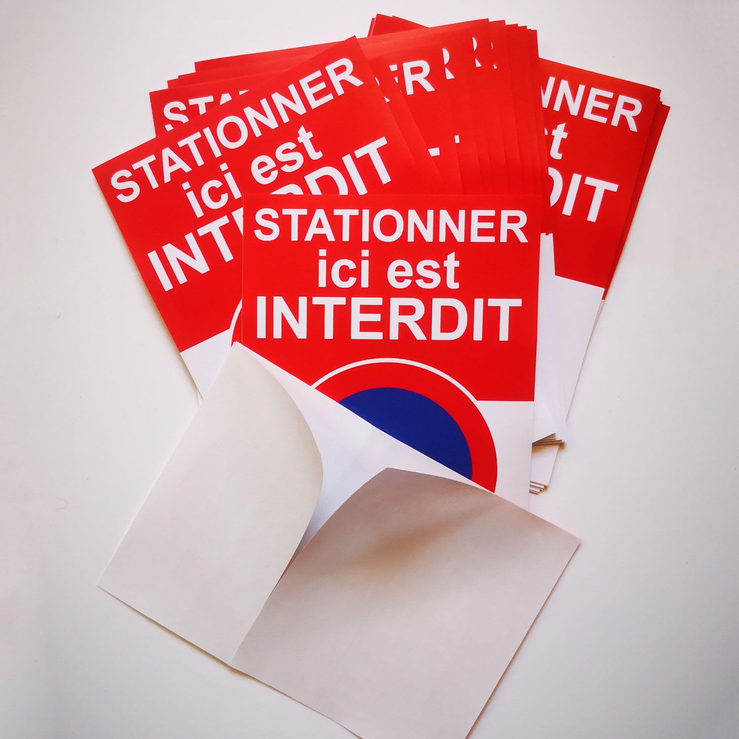 Autocollant "stationner ici est interdit".