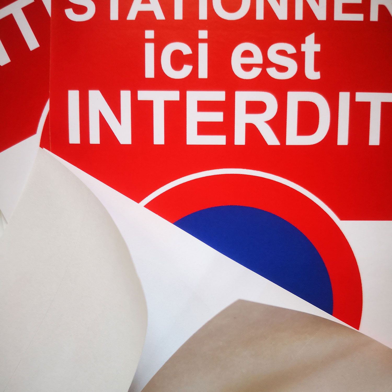 Autocollant "stationner ici est interdit".