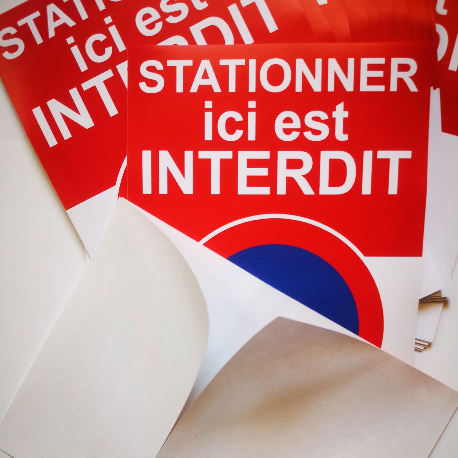 Autocollant "stationner ici est interdit".
