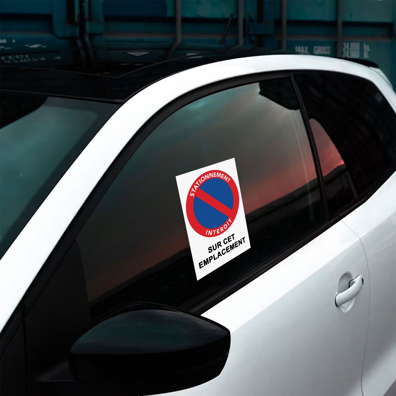 Mise en situation sur la vitre latérale d’une voiture : Autocollant stationnement interdit. Format grand sticker 14,8×21 cm (A5)
