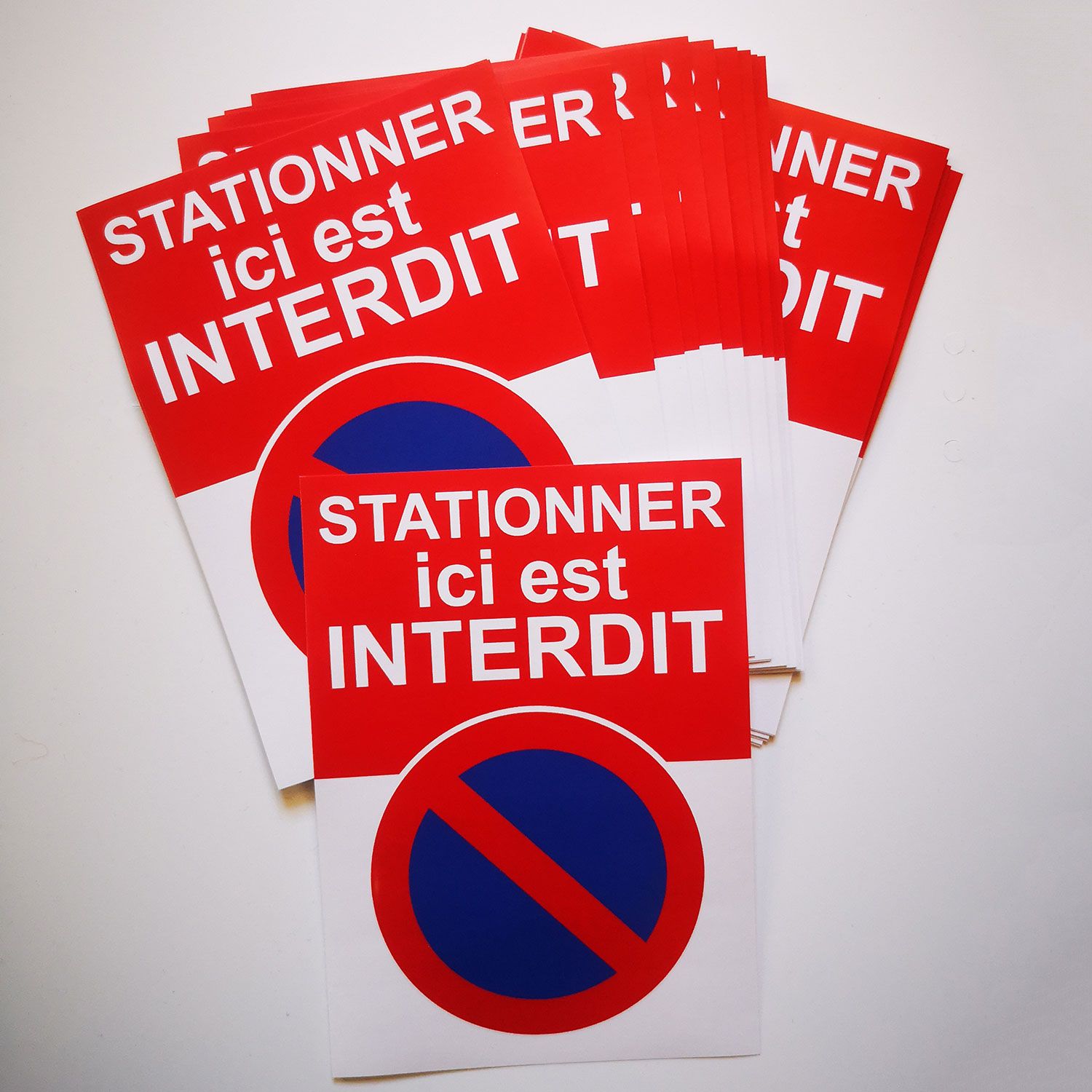 Autocollant "stationner ici est interdit".