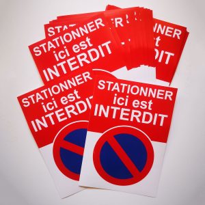 Autocollant "stationner ici est interdit".