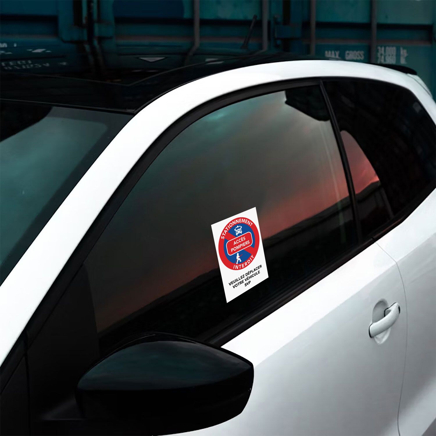 Mise en situation sur la vitre latérale d’une voiture : Autocollants dissuasifs "Accès pompiers" – Stationnement interdit – Format A6 (10,5 × 14,8 cm)