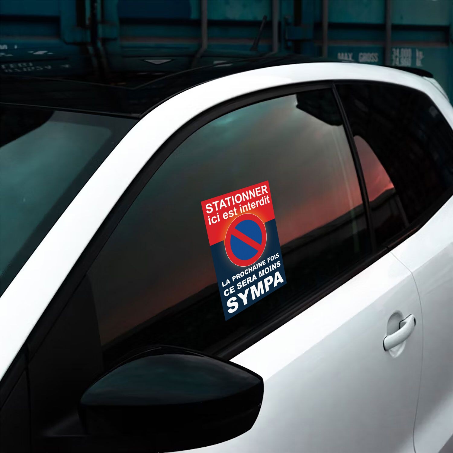 Mise en situation sur la vitre latérale d’une voiture : Autocollants dissuasifs - Stationner ici est interdit. Format A5