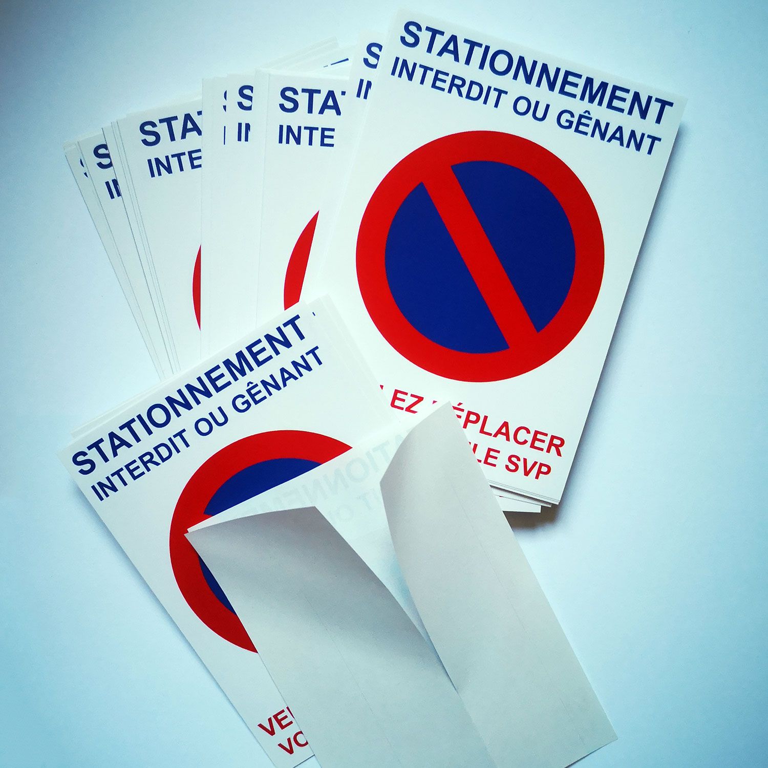 Autocollants interdiction de stationner difficiles à enlever