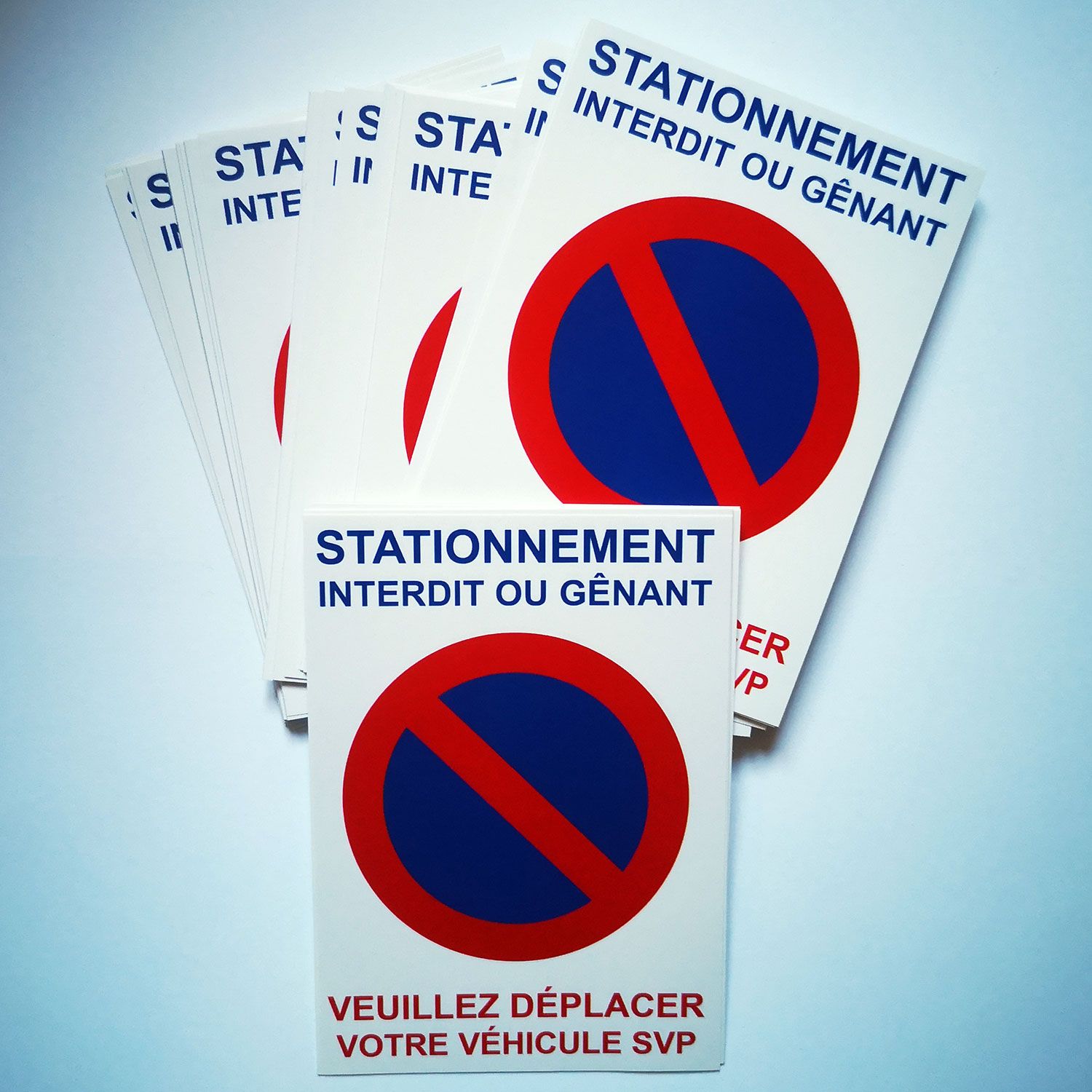 Autocollants interdiction de stationner difficiles à enlever