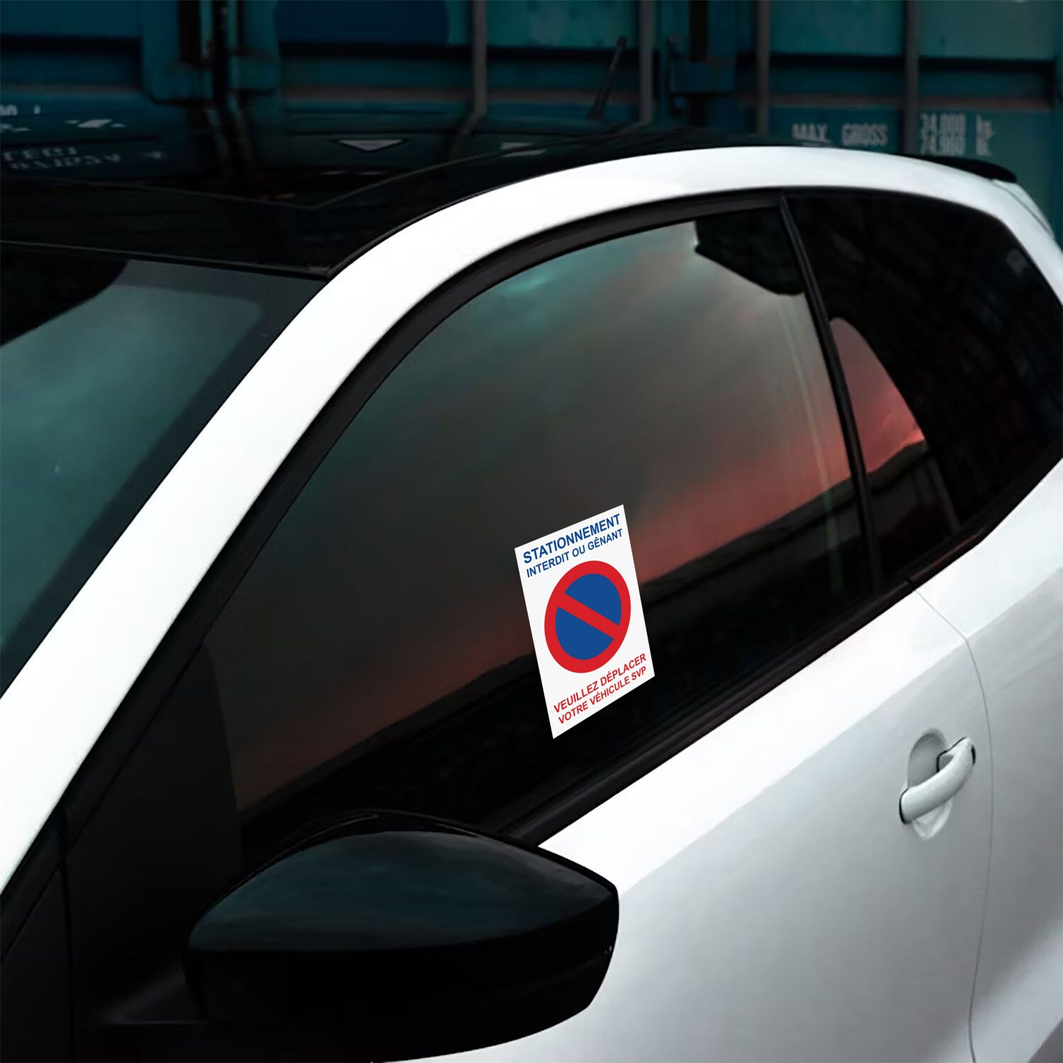 Mise en situation sur la vitre latérale d’une voiture : Autocollants interdiction de stationner. Difficiles à enlever (Format A6)