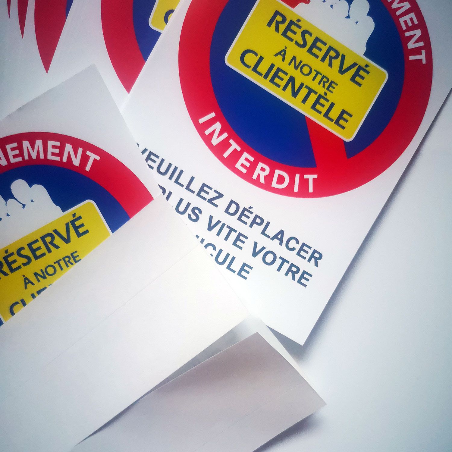 Gros plan sur le verso fendu de l’autocollant réservé à notre clientèle