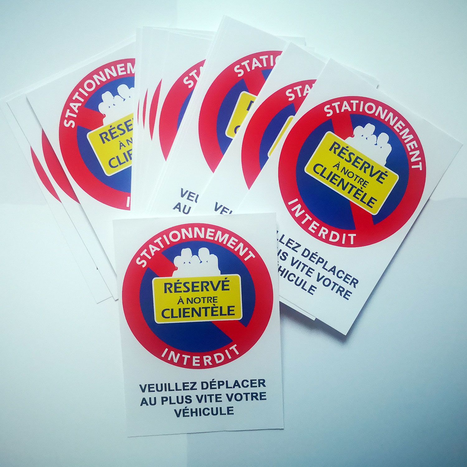 Autocollant A6 réservé à notre clientèle avec le message « veuillez déplacer au plus vite votre véhicule »