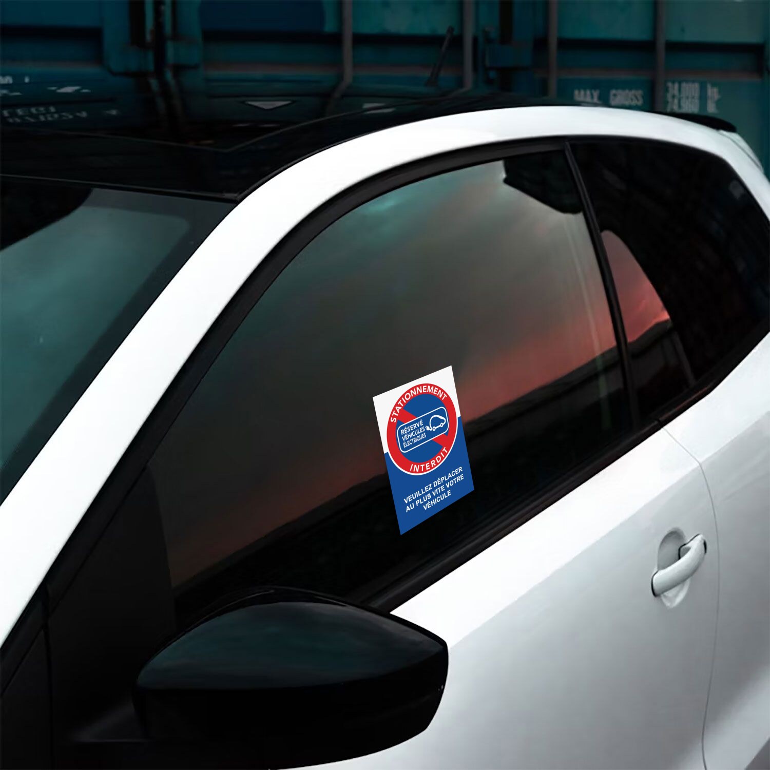 Mise en situation sur la vitre latérale d’une voiture : Autocollants « Réservé véhicules électriques » – Stationnement interdit sur borne de recharge (Format A6)