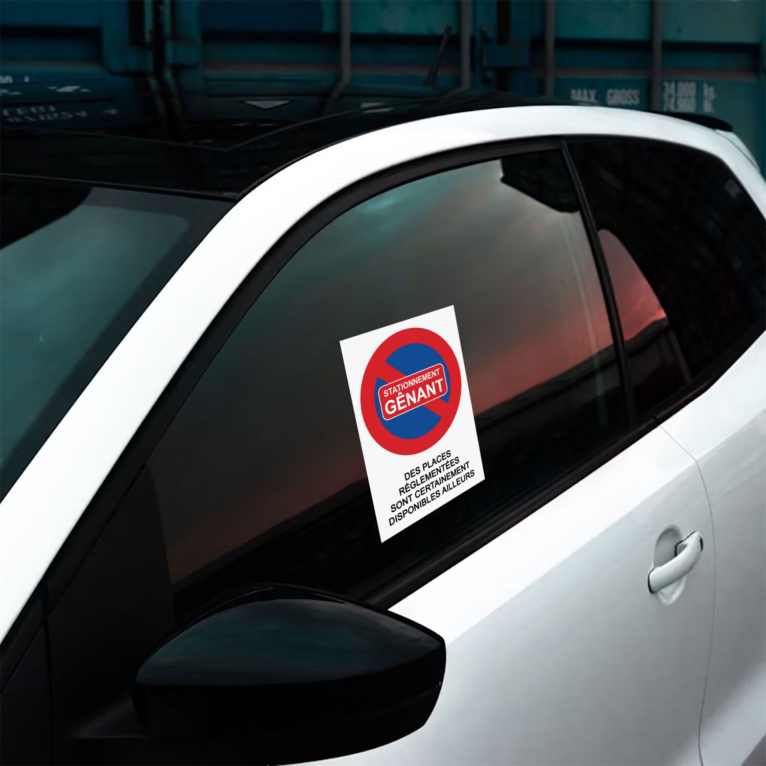 Mise en situation sur la vitre latérale d’une voiture : Autocollants stationnement interdit difficiles à décoller - Format A5 (14,8×21 cm)