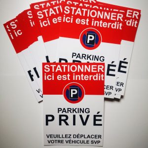 Autocollants parking privé vendus par lots, un exemplaire au premier plan