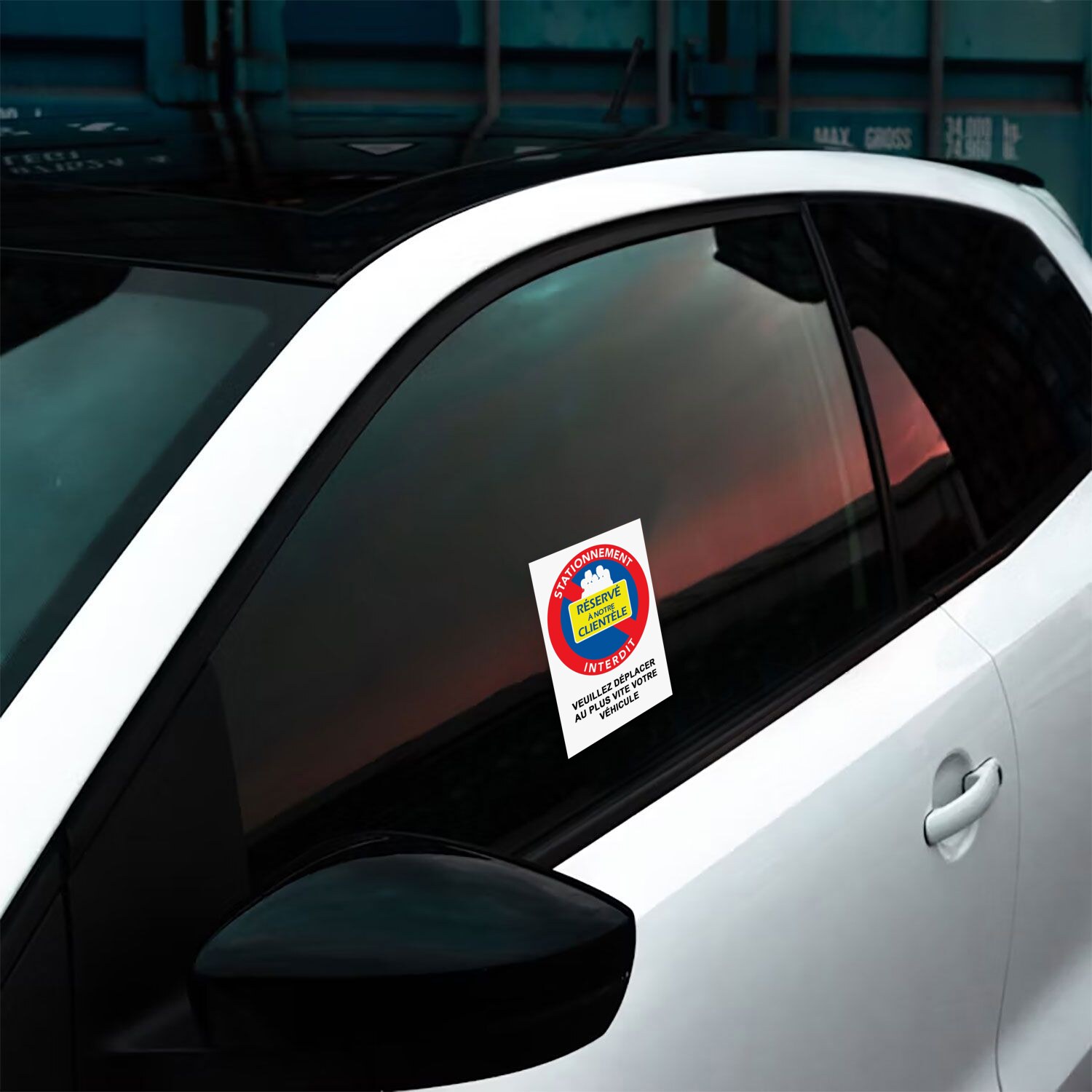 Mise en situation sur la vitre latérale d’une voiture : Autocollants stationnement interdit « Réservé à notre clientèle » (format A6)