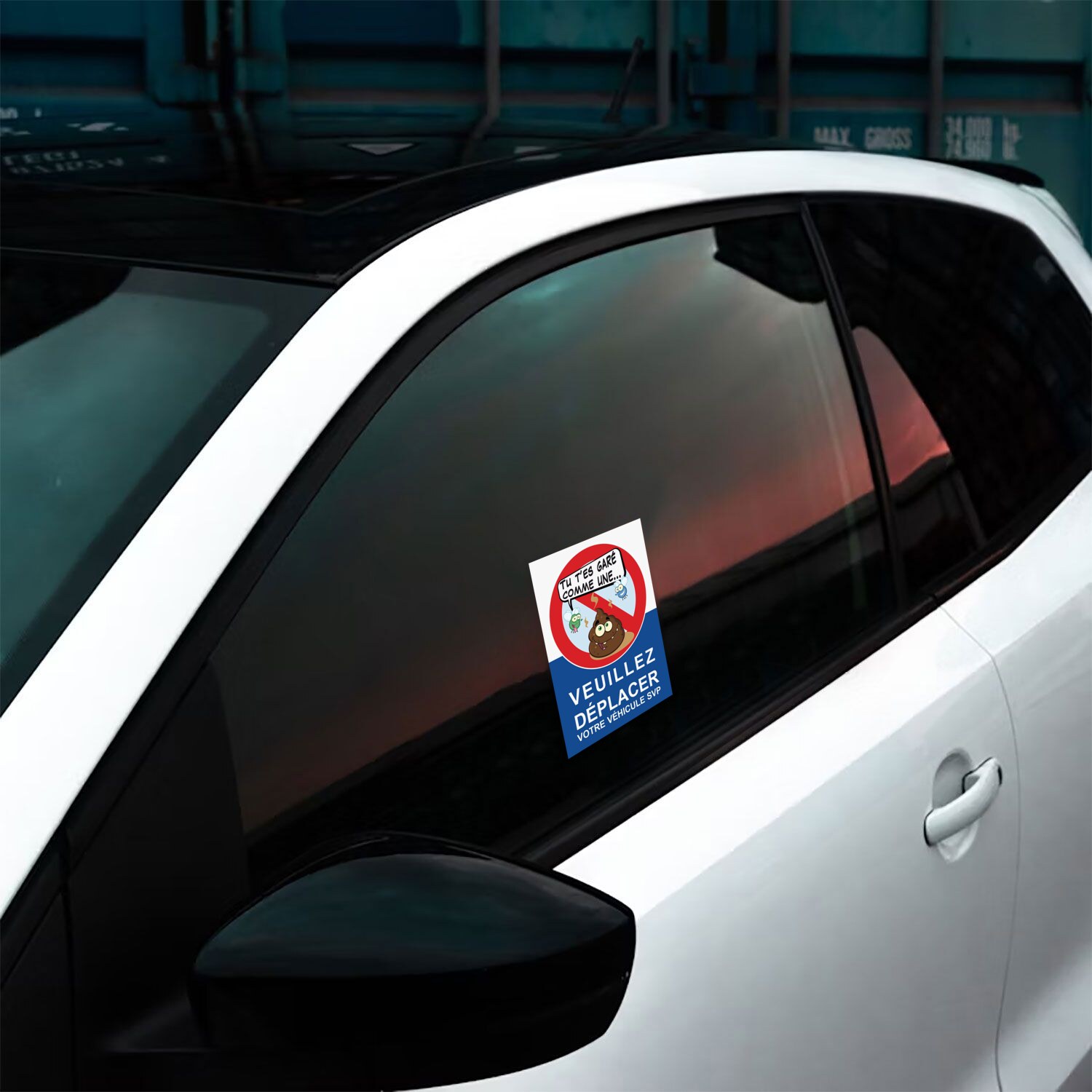 Mise en situation sur la vitre latérale d’une voiture : Autocollants “Tu t’es garé comme une merde” – Stationnement interdit (Format A6 humour)