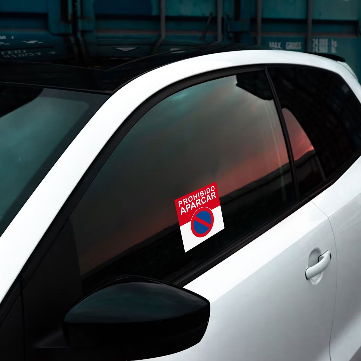 Mise en situation sur la vitre latérale d’une voiture : PROHIBIDO APARCAR. Autocollants de stationnement interdit