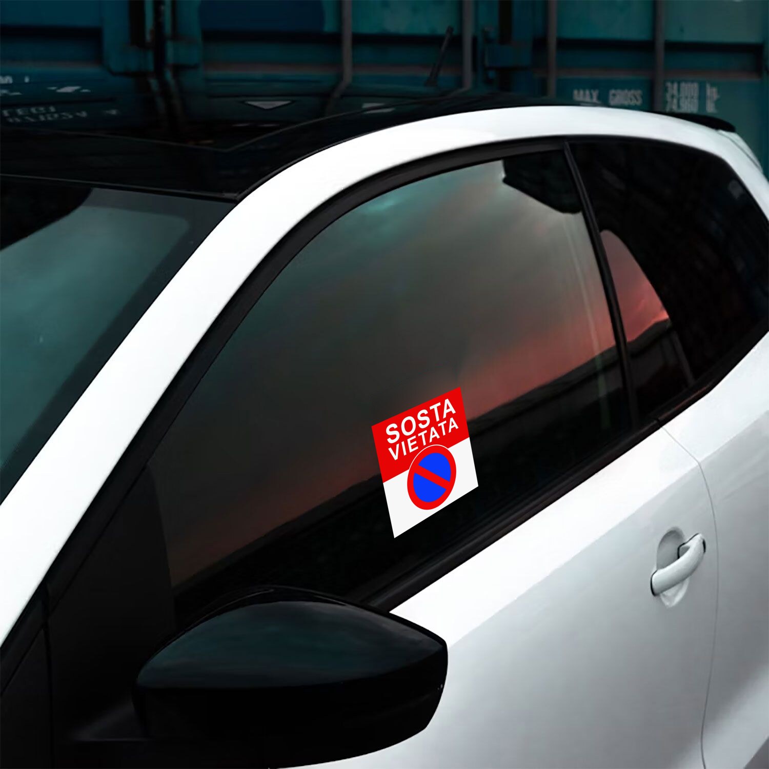 Mise en situation sur la vitre latérale d’une voiture : SOSTA VIETATA. Autocollants de stationnement interdit