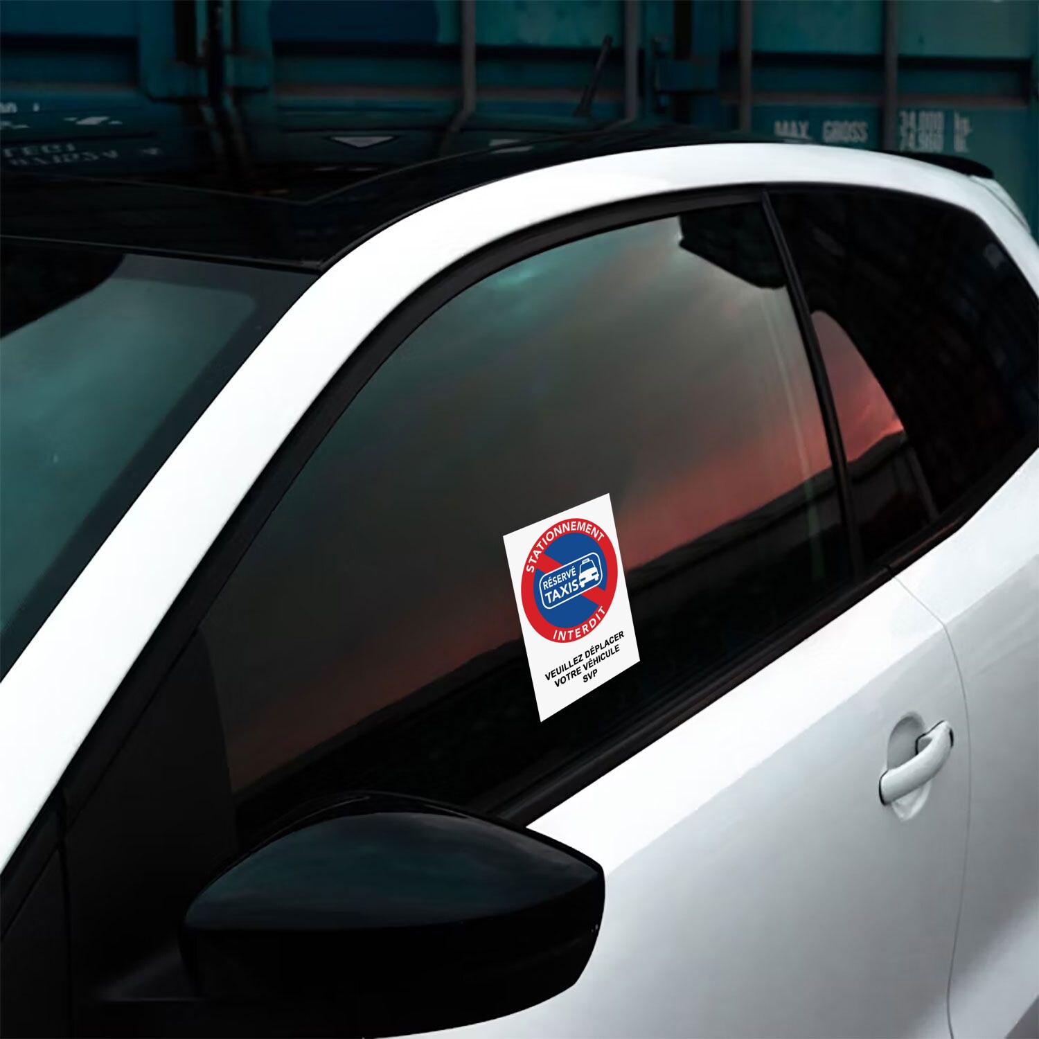 Mise en situation sur la vitre latérale d’une voiture : Stickers interdiction de stationner. Place réservée aux taxis