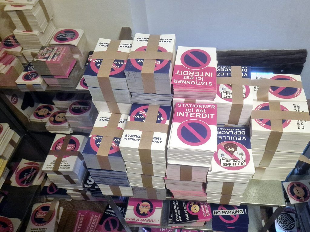 Piles d’autocollants stationnement interdit en stock, prêtes à être expédiées
